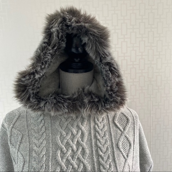 Gap Heather Grey Faux Fur Hooded Cable Knit Poncho - Picture 3 of 8
